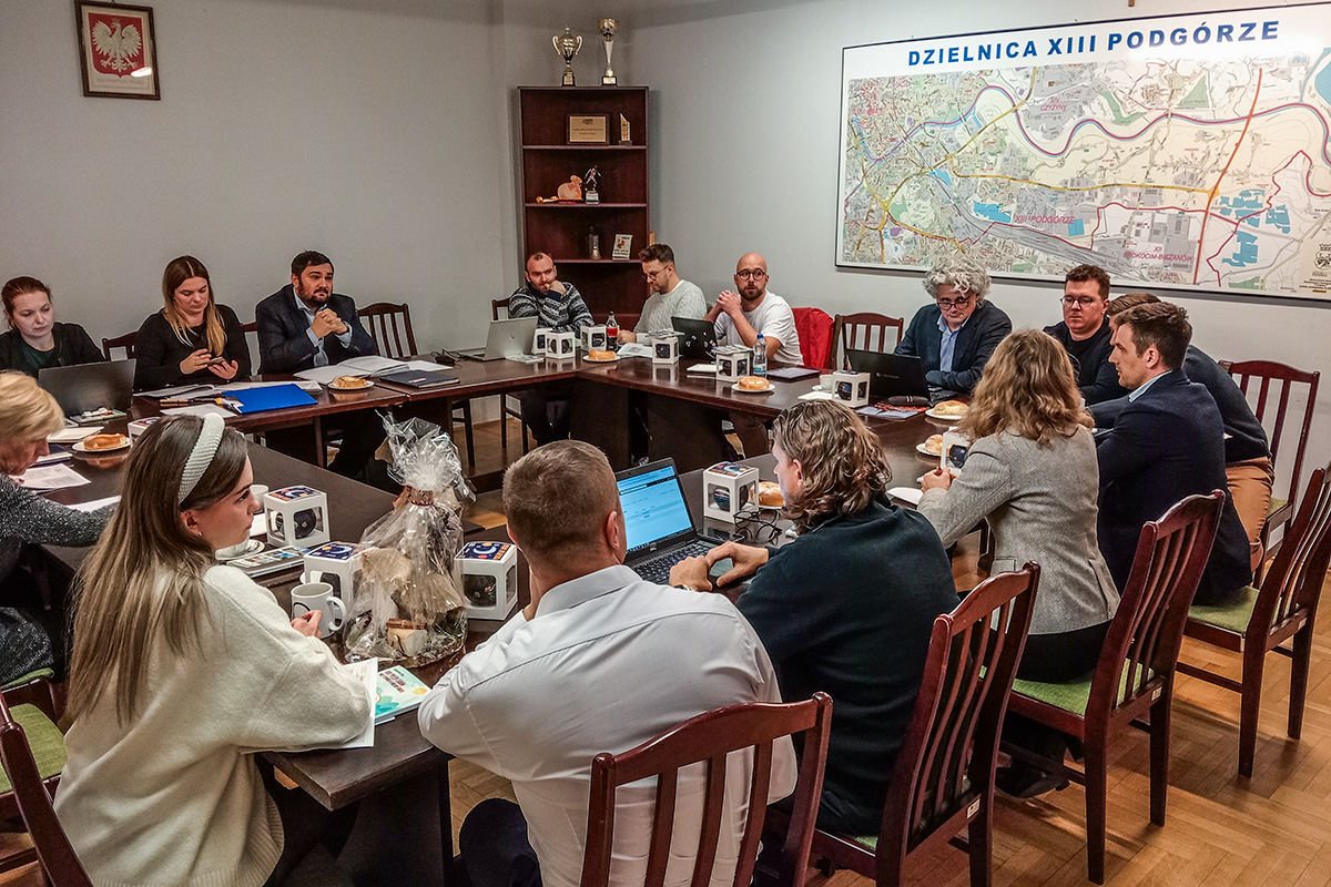 radni siedzący wokół stołu