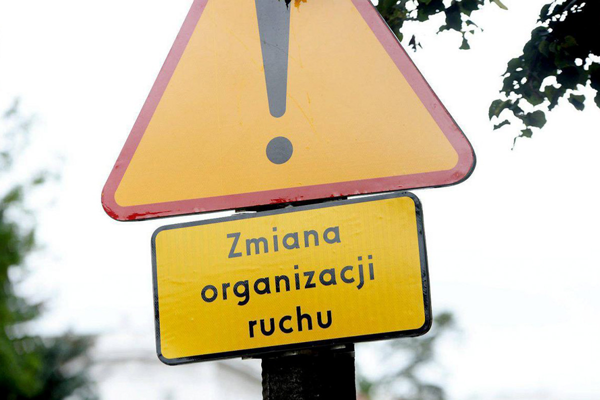 zdjęcia ze znakiem drogowym informującym o zmianie organizacji ruchu
