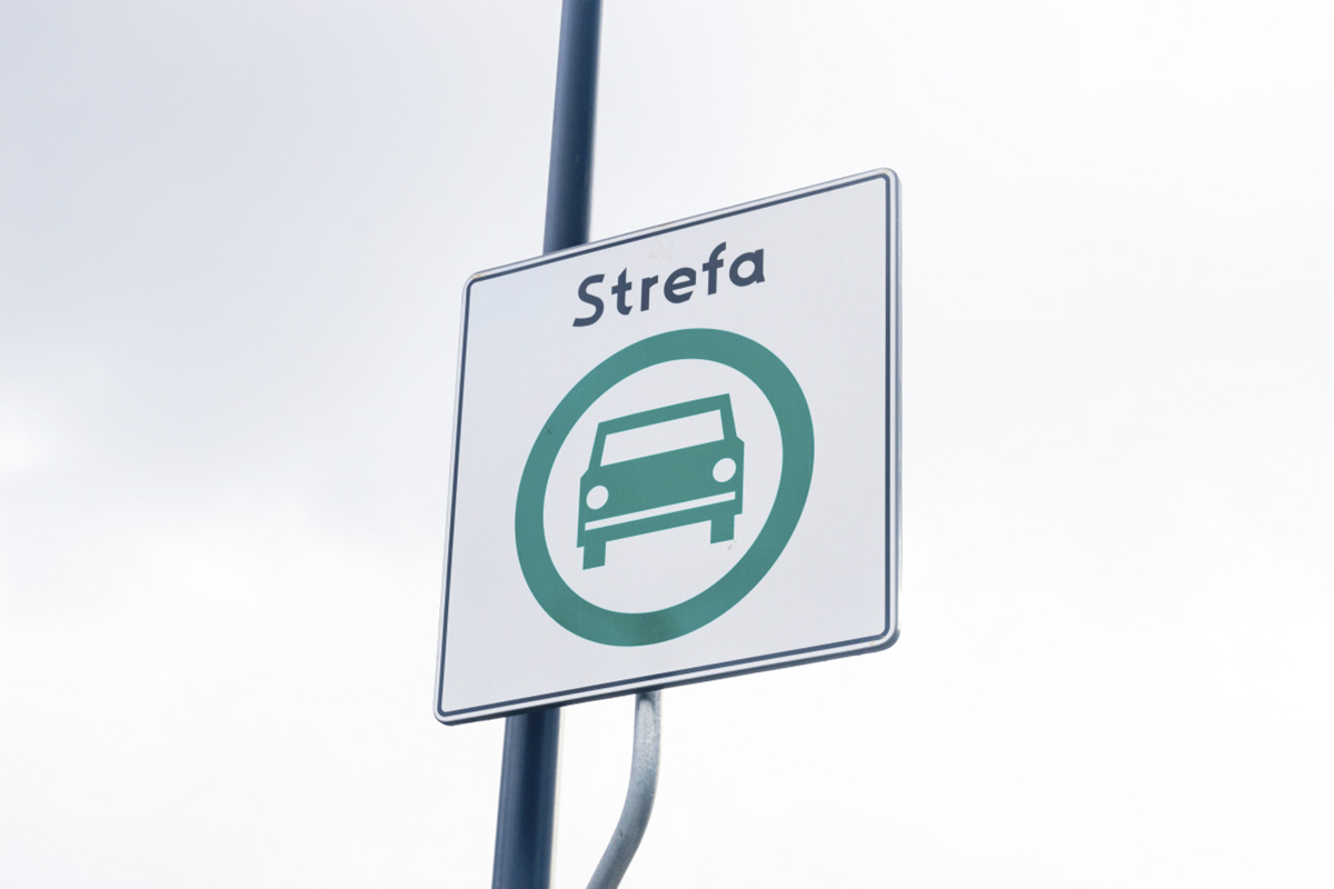 zdjęcie ze znakiem strefy czystego transportu