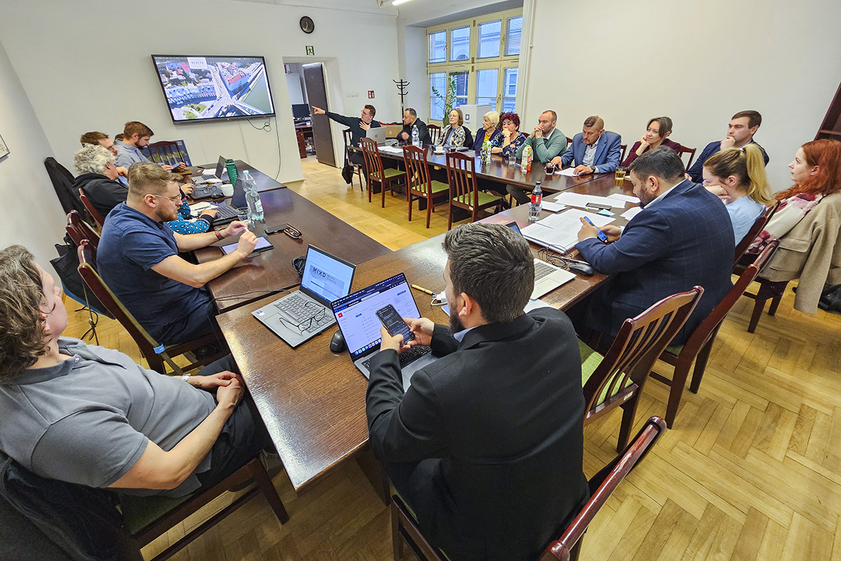 radni siedzący wokół stołu