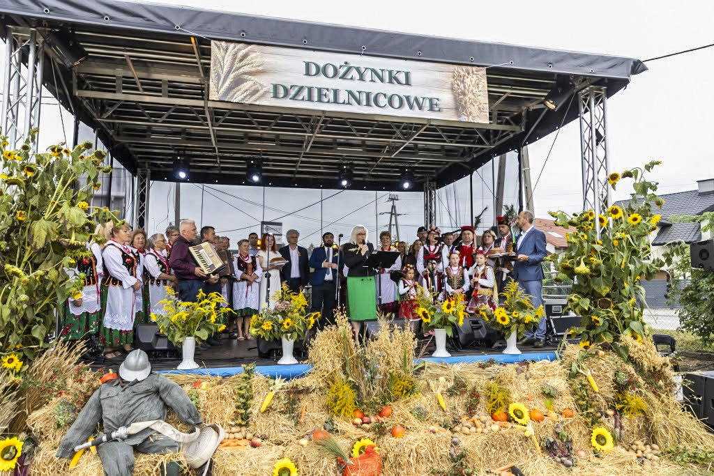 zdjecie z poprzedniej edycji wydarzenia - uczestnicy dozynek na scenie