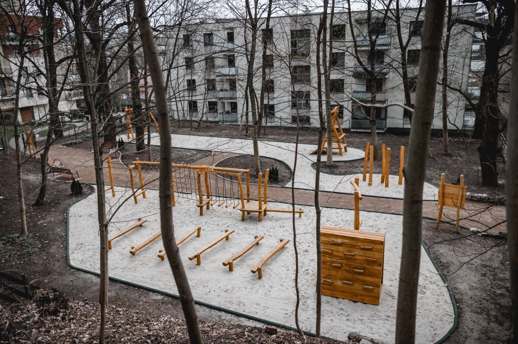nowy plac zabaw przy parkowej