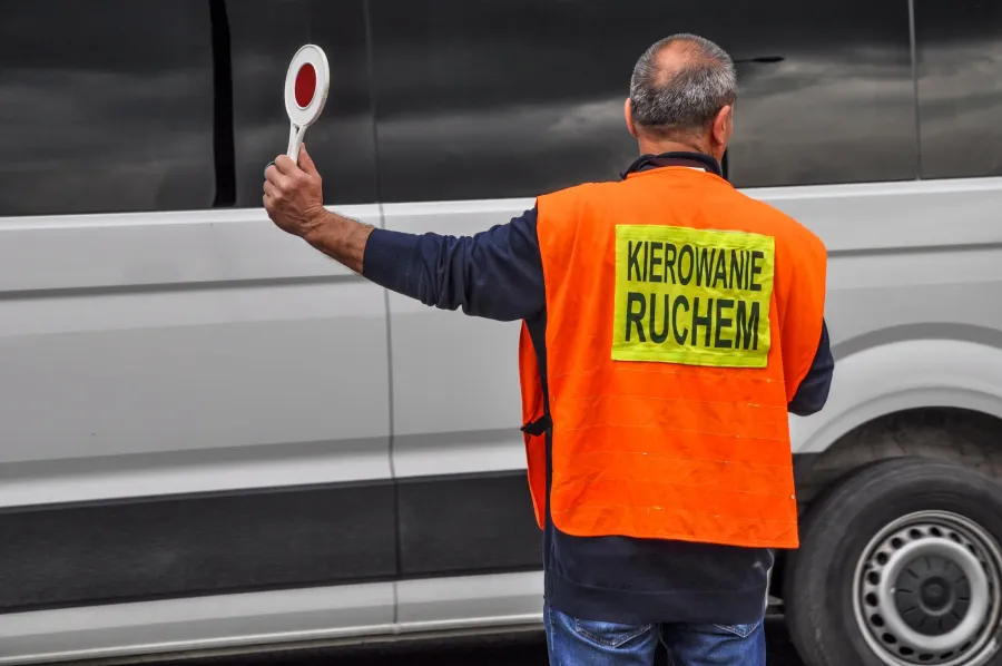 osoba z budowy kierująca ruchem z lizakiem