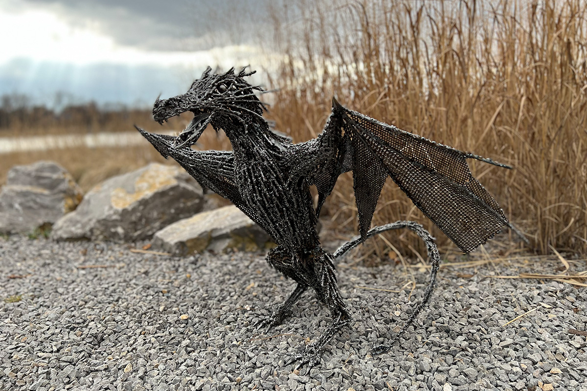 metalowy smok nad bagrami