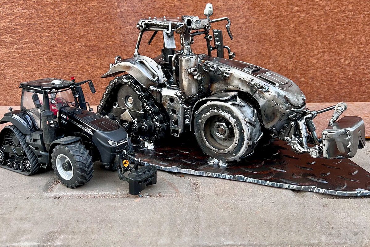 ciągnik z metalu obok ciągnika z plastiku