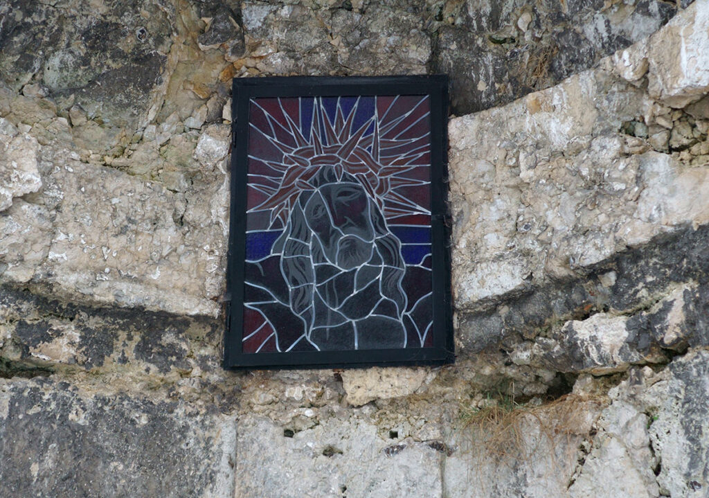 Odtworzono witraż w kamieniołomie Libana